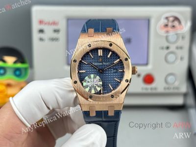 High Quality Replica AUDEMARS PIGUET Royal Oak Dark Blue Leather Strap Dark Blue Grande Tasserie Grid Pattern Face Dial Rose Gold Hexagonal Screw Fixed Case Watch 33mm